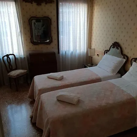 La Corte Di *